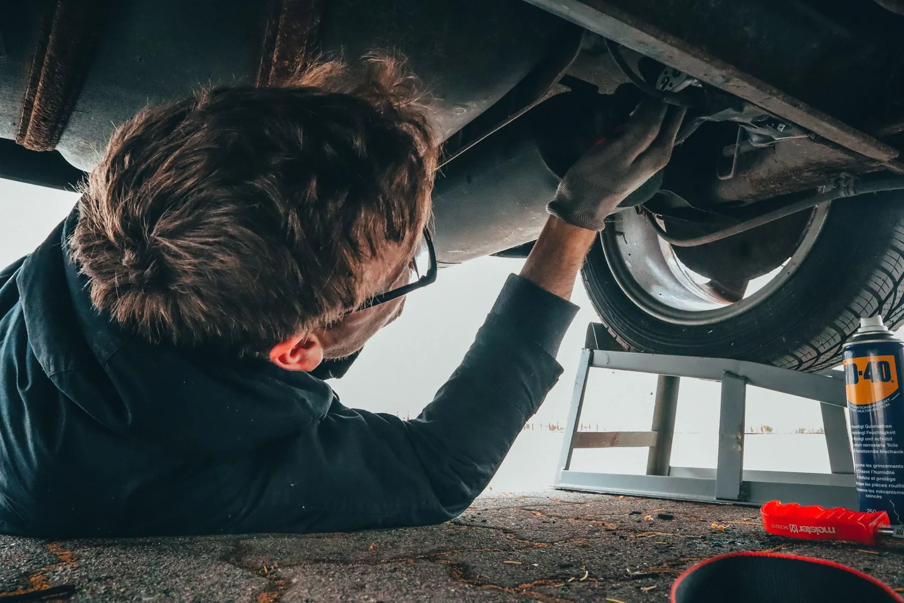 Mecânico trabalhando embaixo de um carro